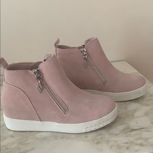 Wedge boots by Skechers